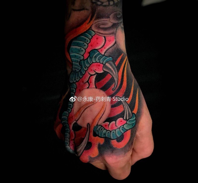 龙爪纹身图片_手部新传统纹身图案