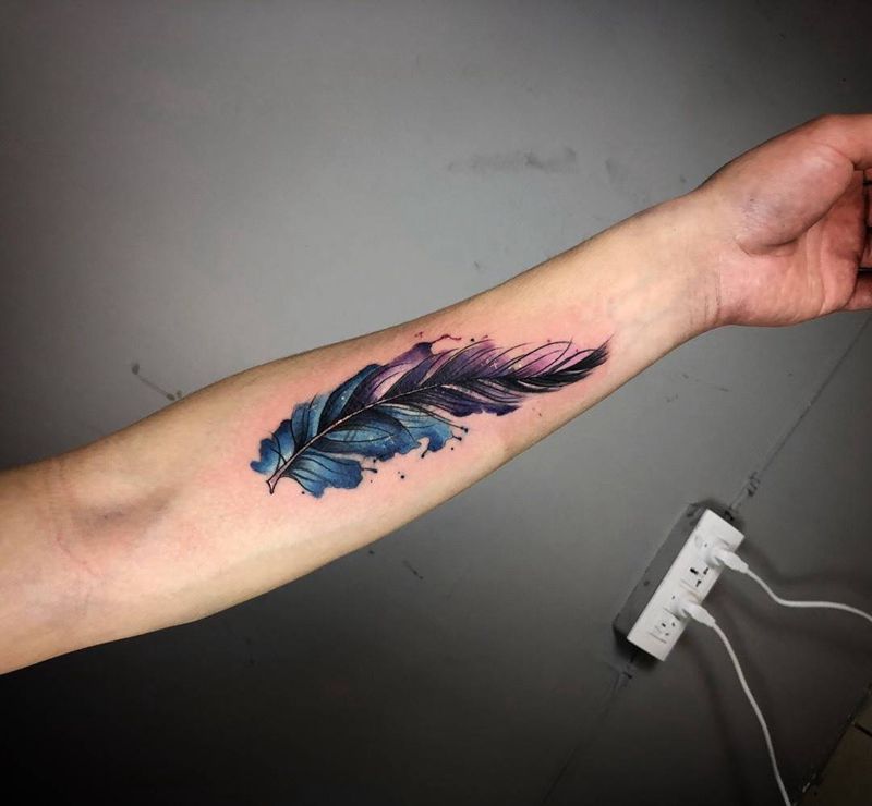 泼墨羽毛遮盖纹身图片