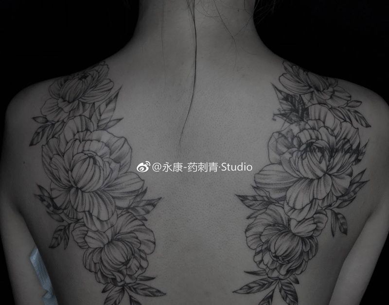 后背素花纹身图片_肩部背部点刺素花纹身图案