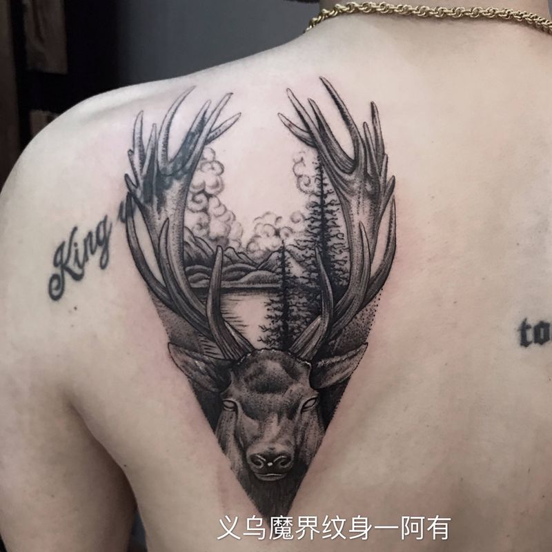 麋鹿纹身图片_背部肩部点刺几何麋鹿鹿山水田园纹身图案