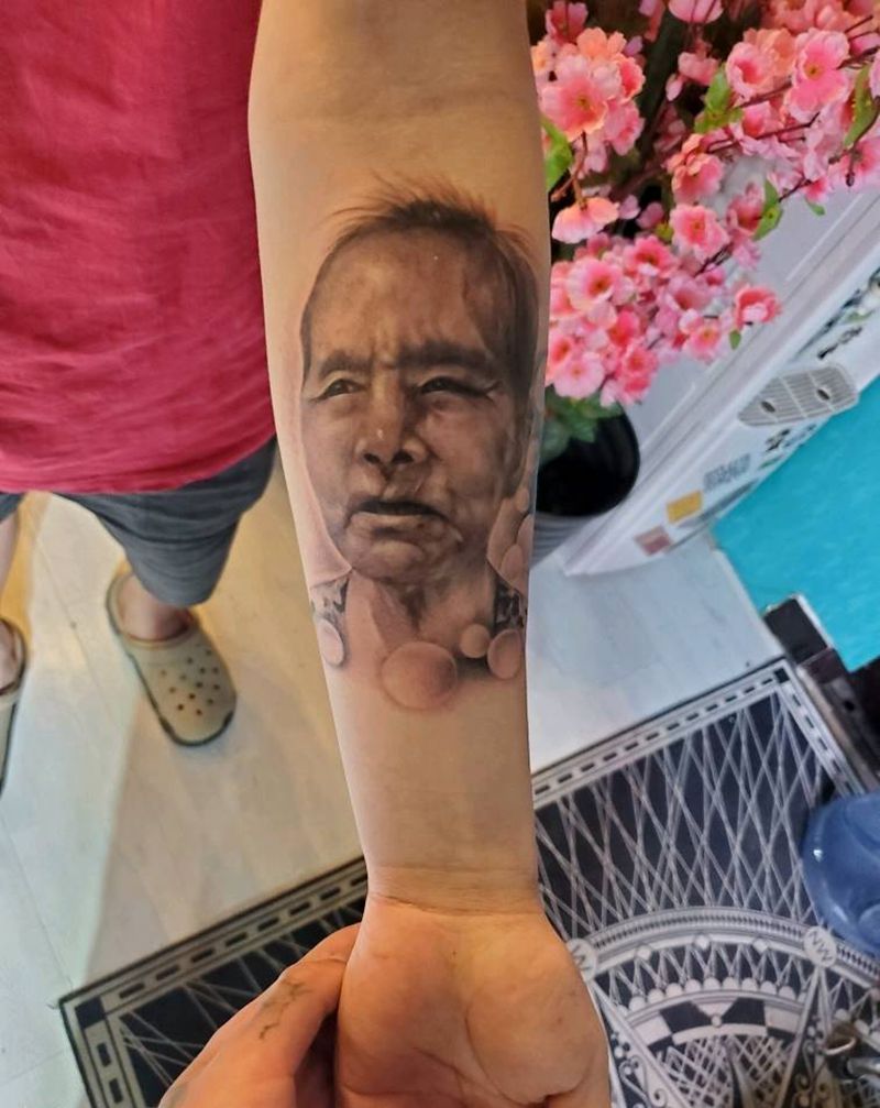 亲人纹身图片_手臂欧美写实纹身图案