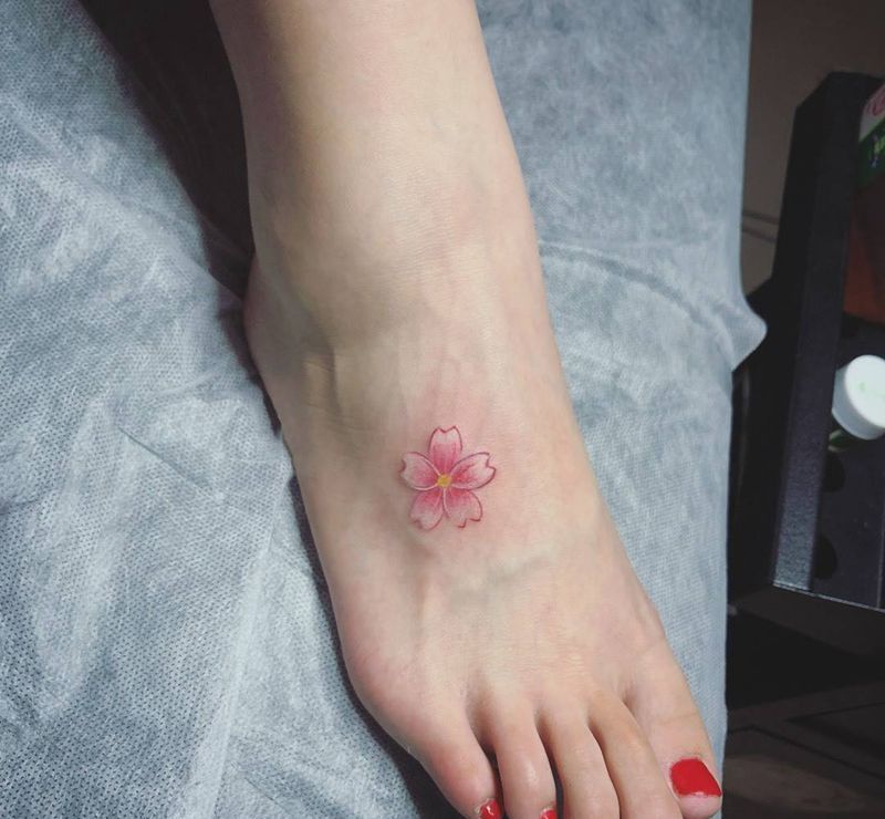 樱花纹身图片_脚部腿部水彩水墨纹身图案