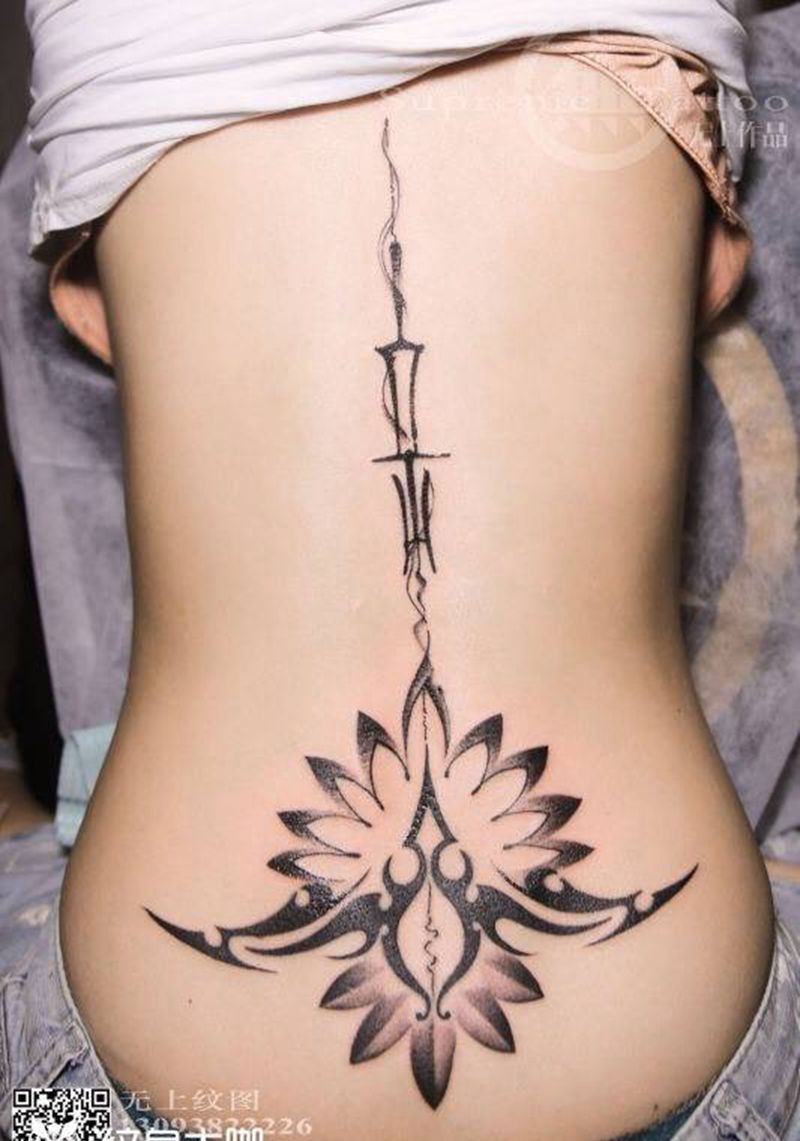 后背莲花纹身图片