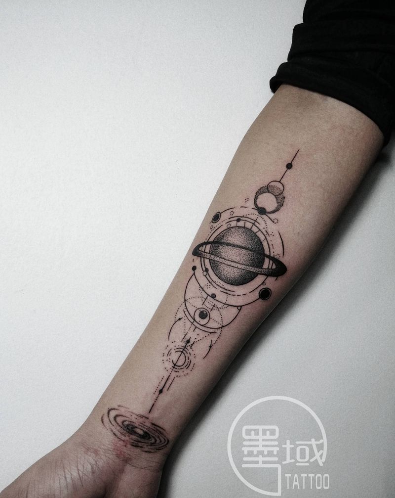 宇宙星球纹身图片_手臂点刺几何纹身图案