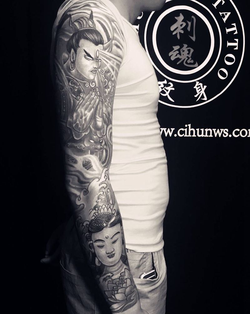 帅哥配花臂纹身图片_成品手臂传统人物纹身图案