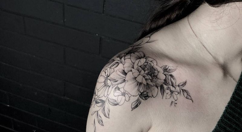 素花纹身图片_肩部背部点刺纹身图案