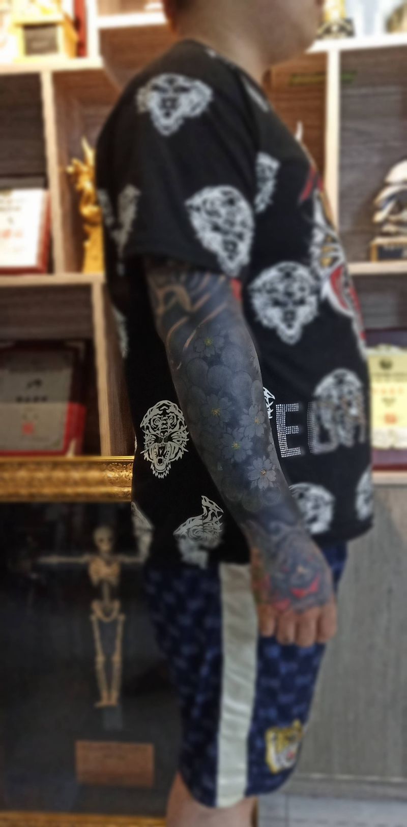 樱花黑臂纹身图片_手臂纹身图案