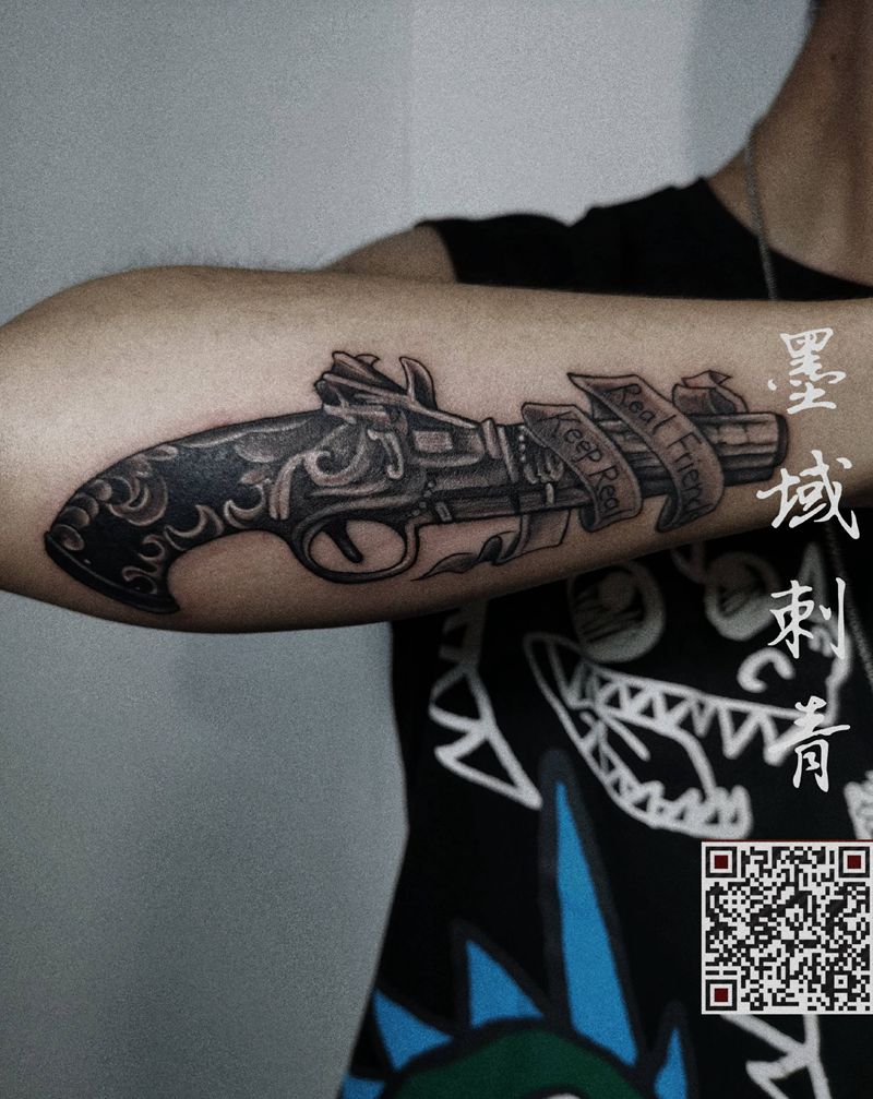 手枪纹身图片_手臂新传统纹身图案