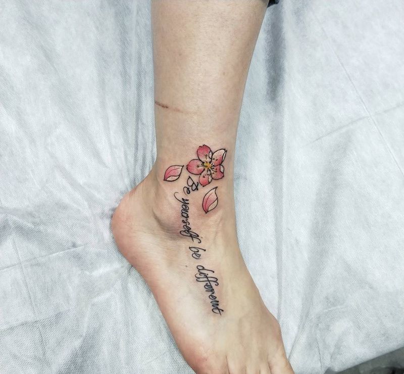 樱花纹身图片_脚部腿部小清新纹身图案