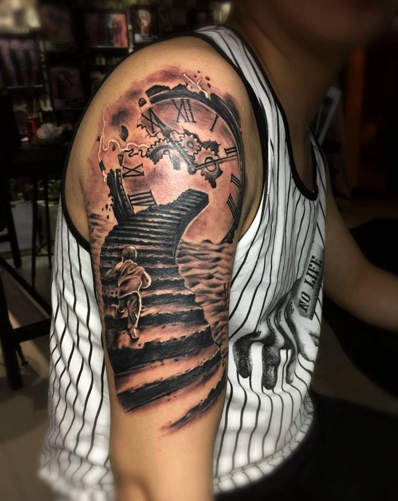 与时间赛跑纹身图片_成品手臂人物欧美写实肩部手部纹身图案