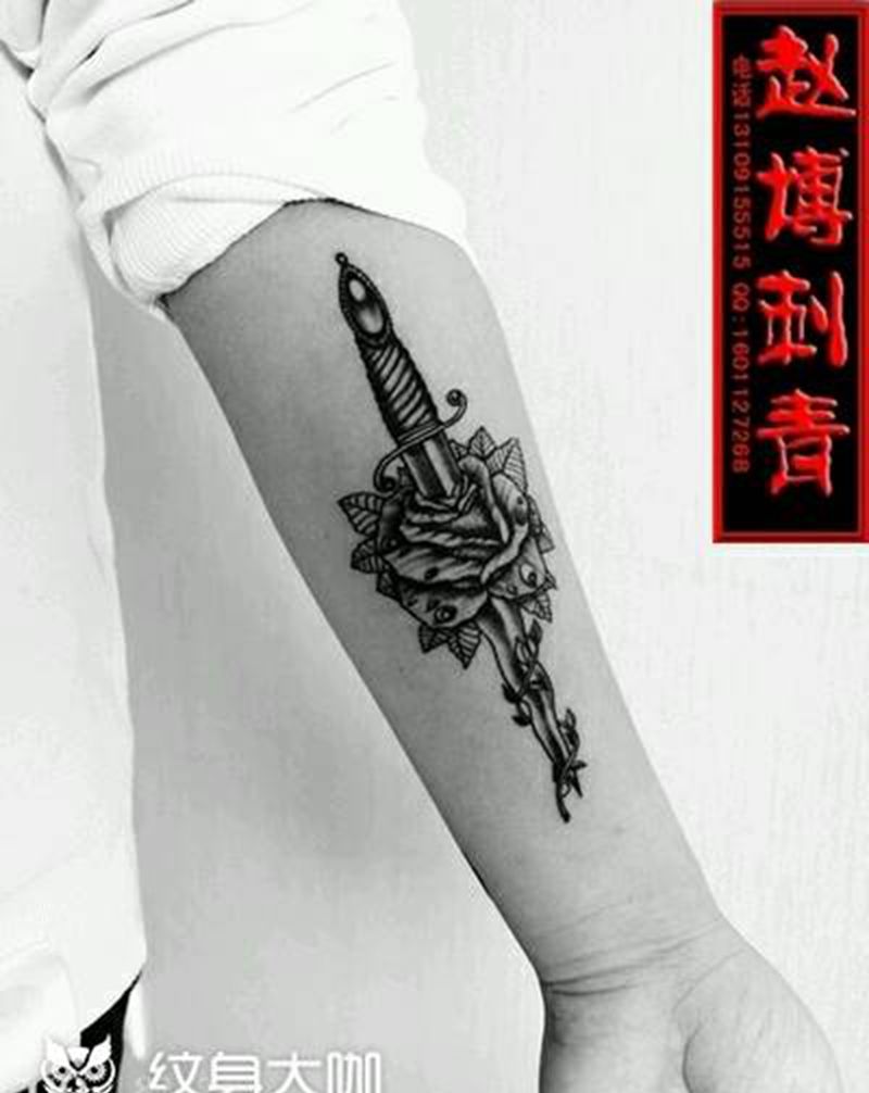 匕首玫瑰纹身纹身图片_手臂欧美原创成品纹身图案