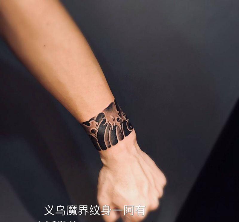 手环臂环纹身图片_手臂手部新传统老传统手环臂环浪花雾纹身图案