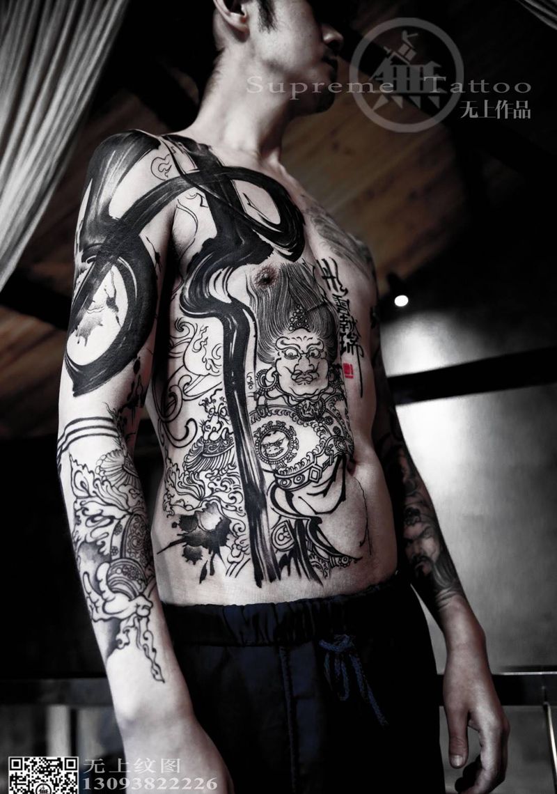 纳纹身图片_胸部手部纹身图案