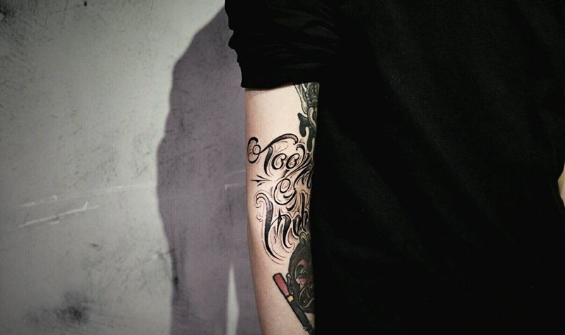 too many hobbie纹身图片_手臂欧美字符原创花体字奇卡诺花成品纹身图案