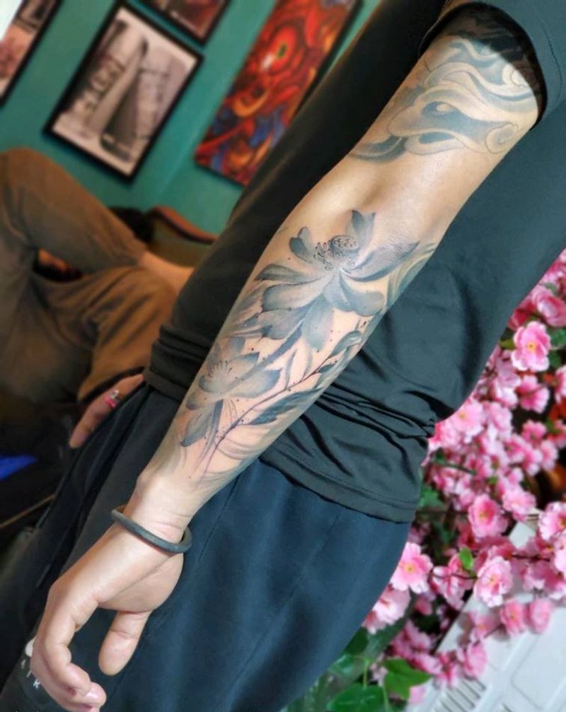 荷花纹身图片_手臂水墨纹身图案