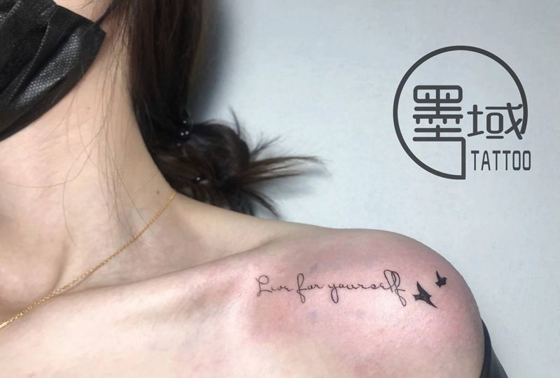 锁骨纹身图片_胸部花体字纹身图案