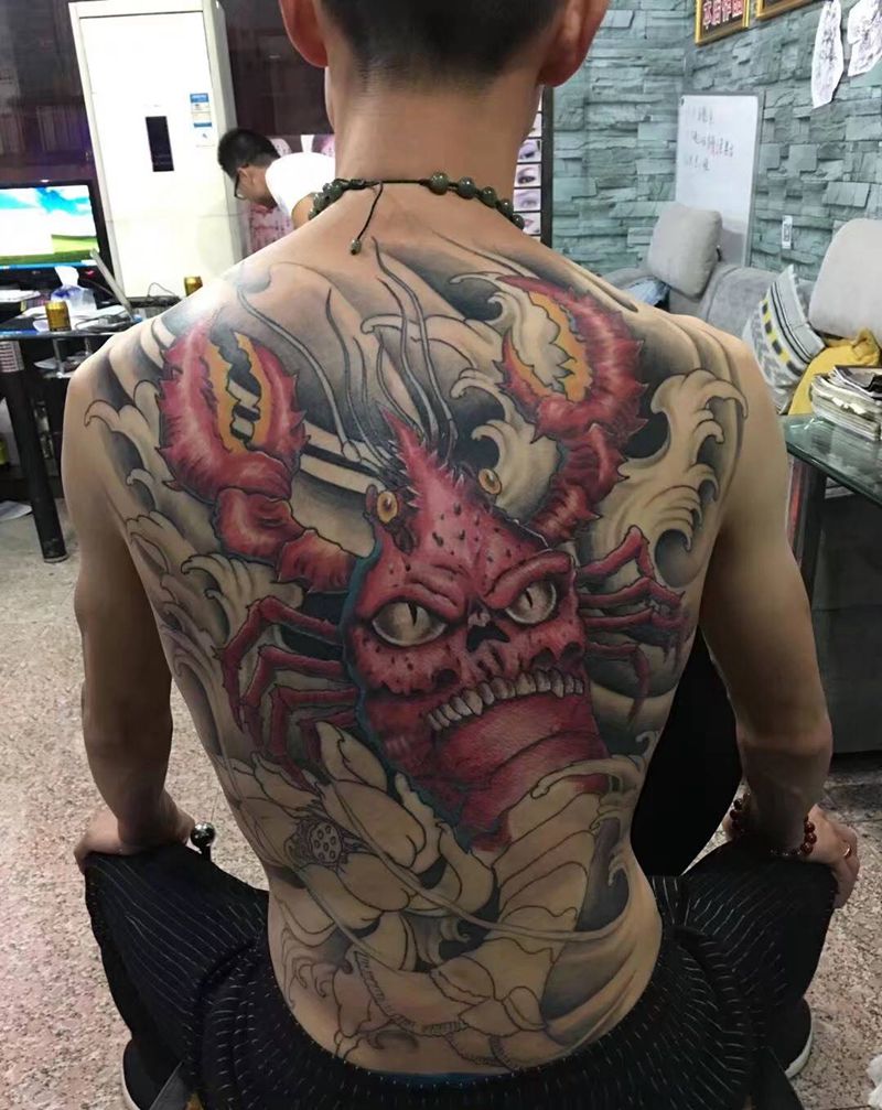 满背龙虾纹身图片