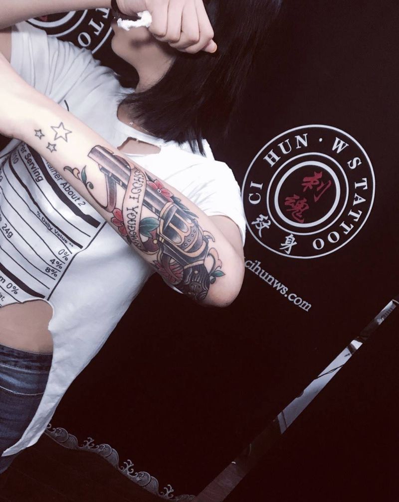 左轮手枪纹身图片