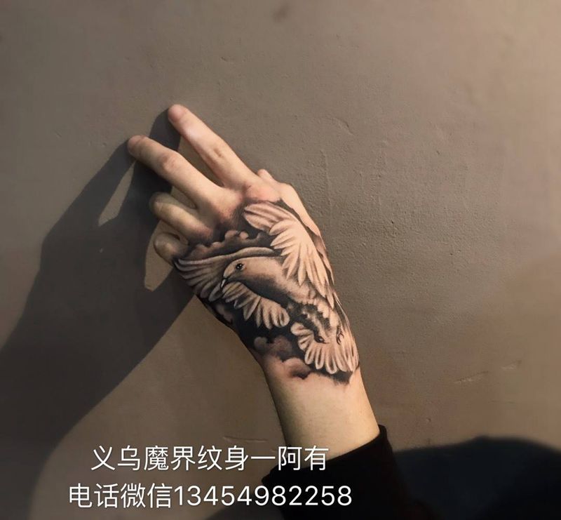 鸽子纹身图片_手部手臂欧美写实New School鸽子手背和平鸽纹身图案