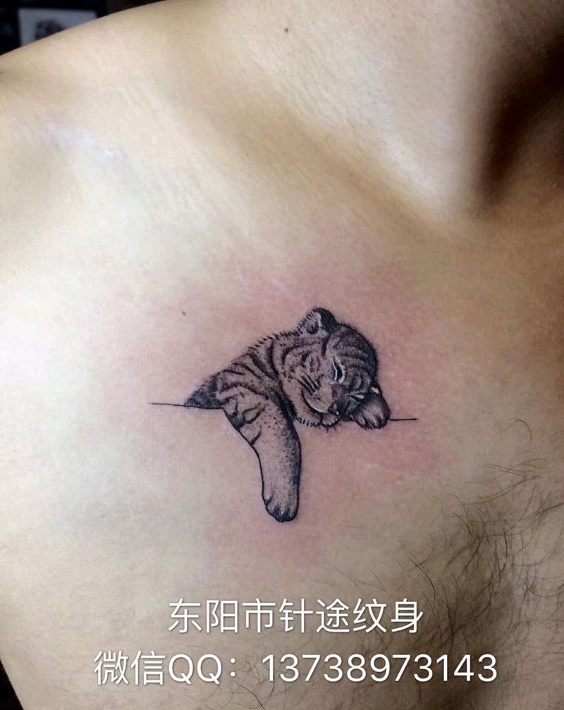 小老虎纹身图片_胸部纹身图案