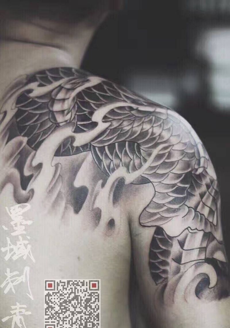 过肩龙纹身图片_手稿颈部肩部胸部手臂传统动物纹身图案