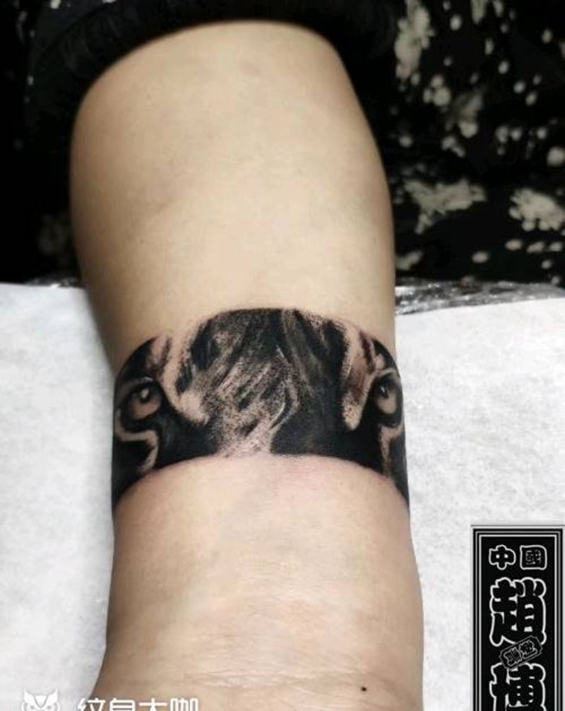 老虎臂环纹身图片_手臂欧美写实老虎臂环纹身图案