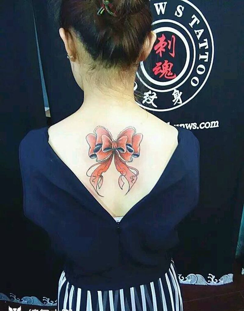 蝴蝶结纹身纹身图片_背部传统清新静物纹身图案