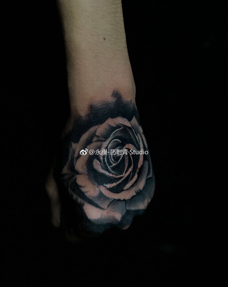 手背玫瑰花纹身图片_手部欧美写实玫瑰纹身图案