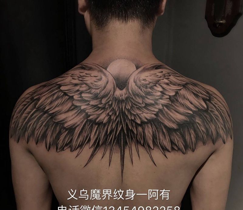 翅膀纹身图片_背部胸部新传统欧美写实翅膀半背纹身图案