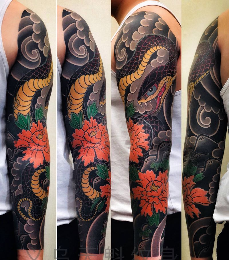 花臂富贵蛇纹身图片_手部老传统纹身图案