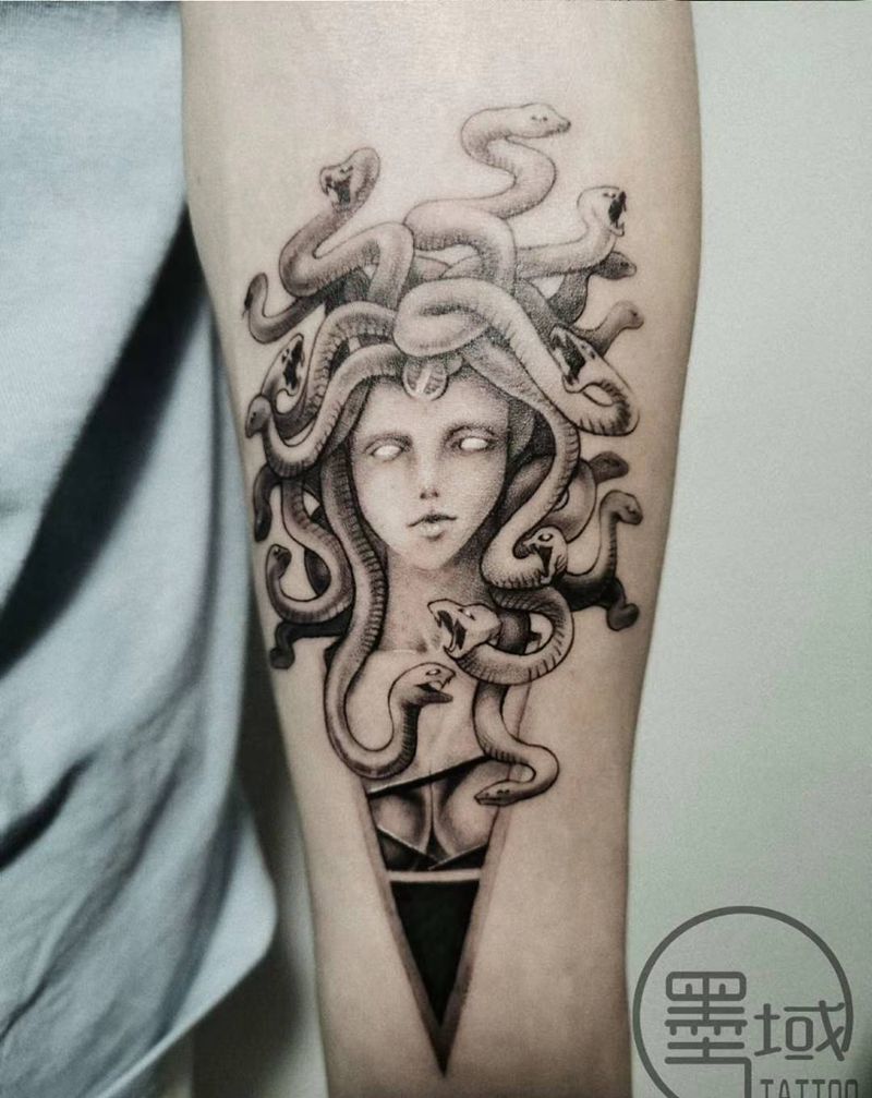 美杜莎纹身图片_手臂欧美写实纹身图案