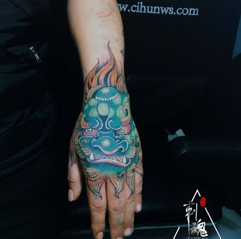 手背唐狮子遮盖失败纹身纹身图片