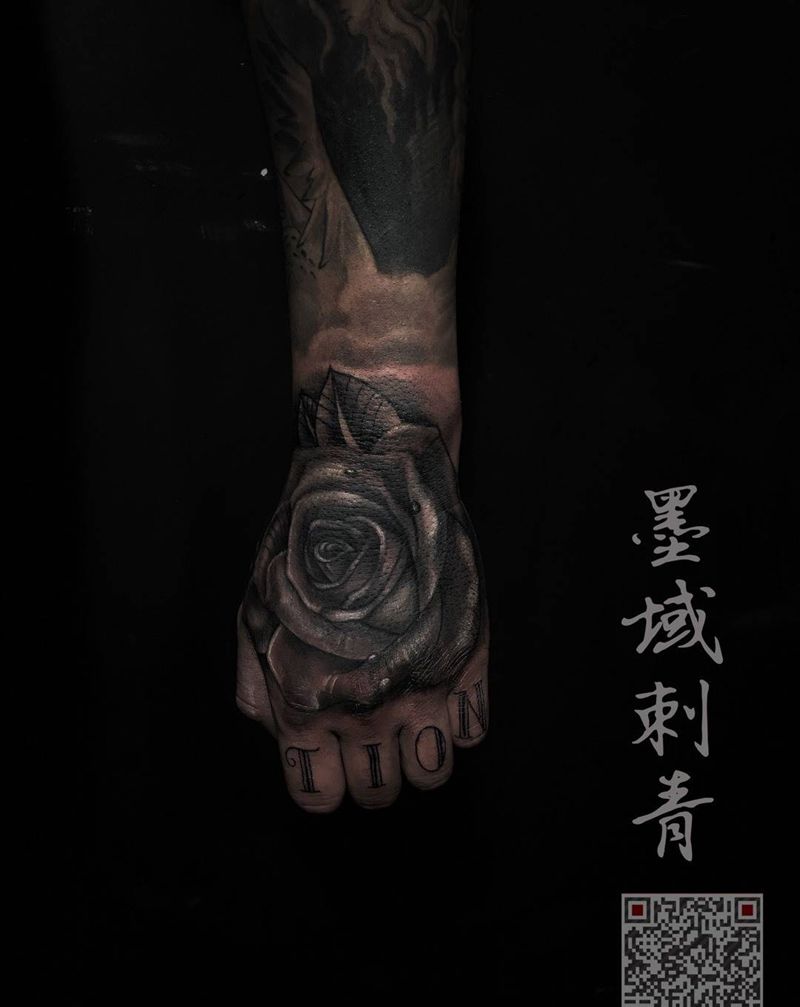 玫瑰纹身图片_成品手部欧美写实传统植物纹身图案