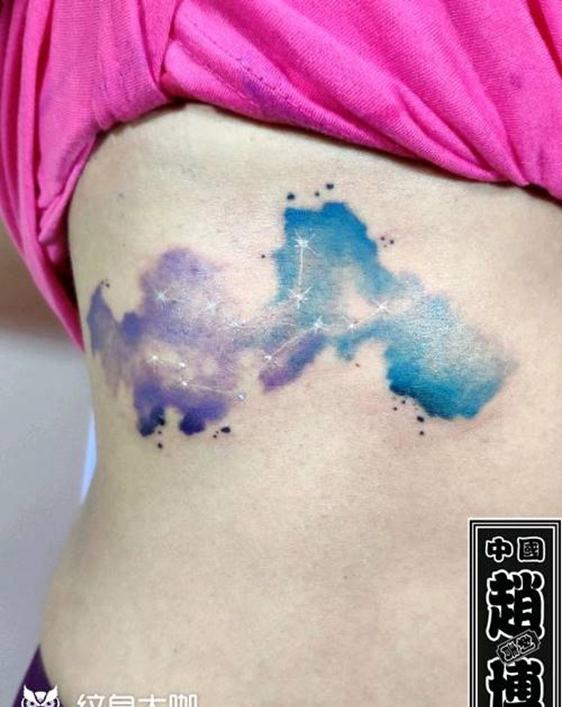 星空地图纹身图片_腰部水彩星空地图纹身图案