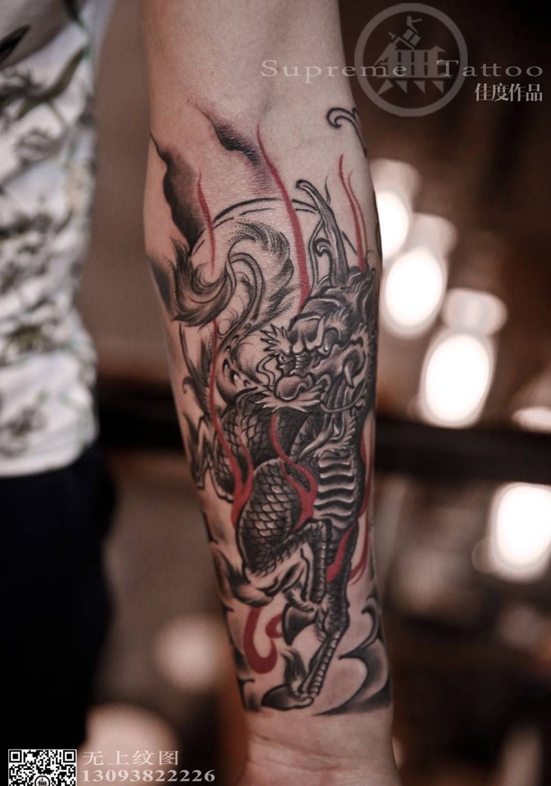 麒麟荷花包小臂纹身图片_动物手臂手部成品传统纹身图案