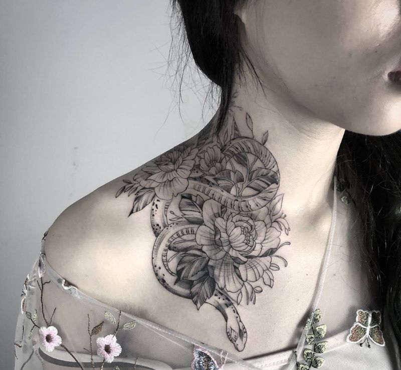 素花纹身图片_颈部胸部点刺素花纹身图案