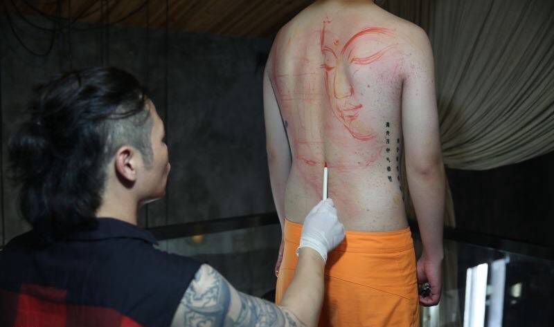 無上印象风《山清尘轻水参如是观》纹身图片_成品背部传统国画肖像宗教原创纹身图案