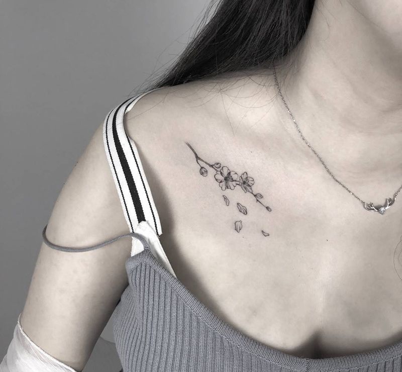 小素花纹身图片_胸部肩部点刺水墨素花小清新纹身图案