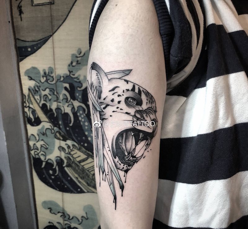 豹子纹身图片_手臂手部点刺New School纹身图案