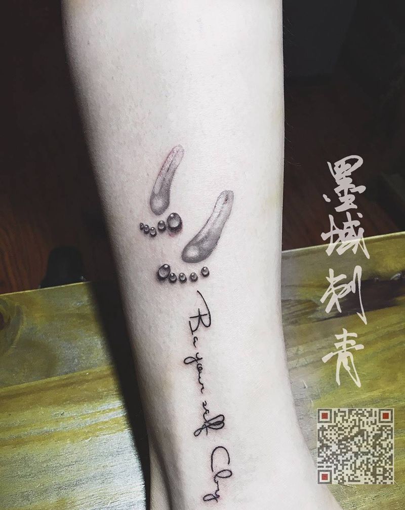 脚印        踏踏实实做人纹身图片