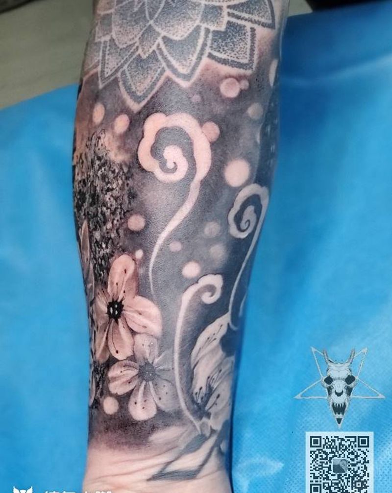 云雾背景纹身图片_手臂欧美写实纹身图案