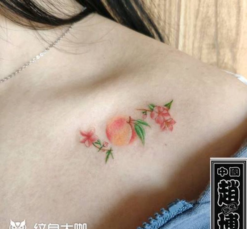 桃子纹身纹身图片_肩部水彩欧美写实桃子纹身图案