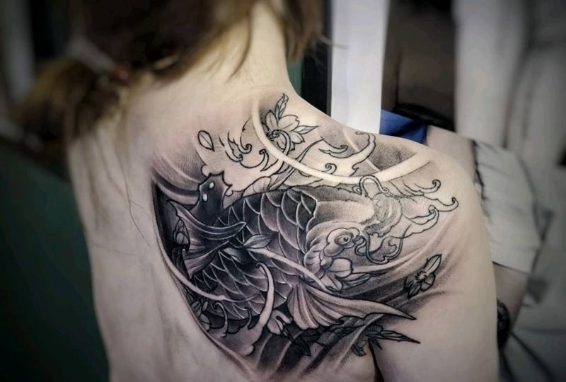 鲤鱼纹身图片_背部新传统纹身图案