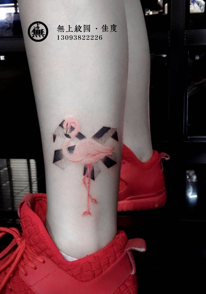 光芒四射的火烈鸟纹身图片_成品腿部欧美清新动物图腾无上纹图招生纹身图案