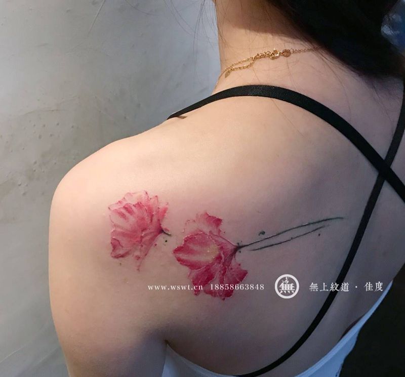 花朵纹身图片_成品背部清新纹身图案