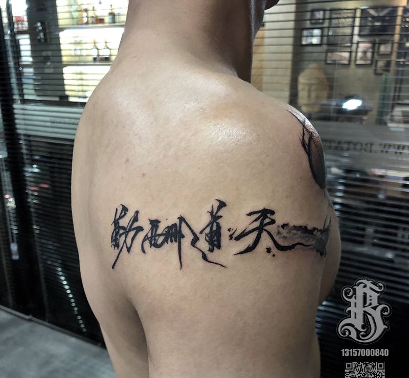 胸纹身图片_胸部水墨纹身图案