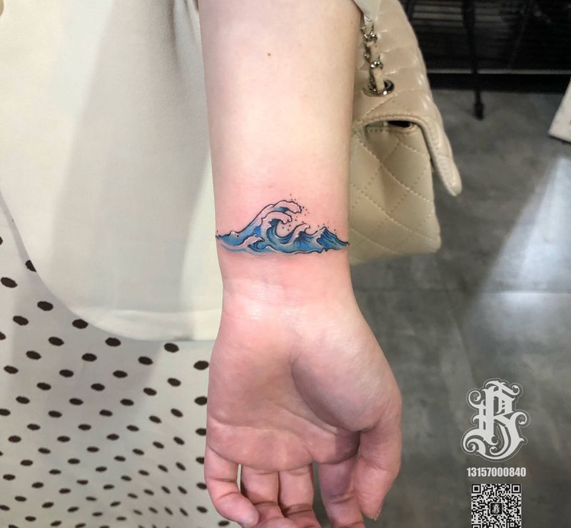 浪纹身图片_手部水彩纹身图案
