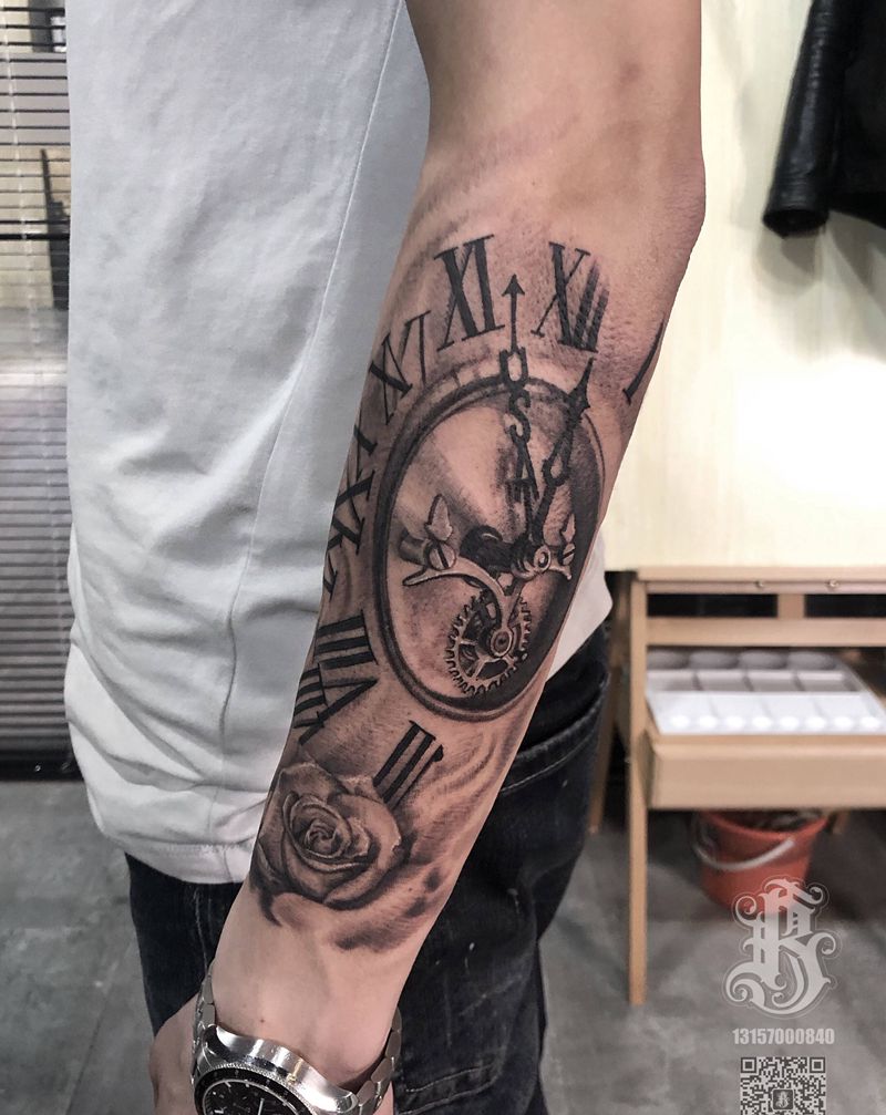 时钟纹身图片_手臂欧美写实纹身图案