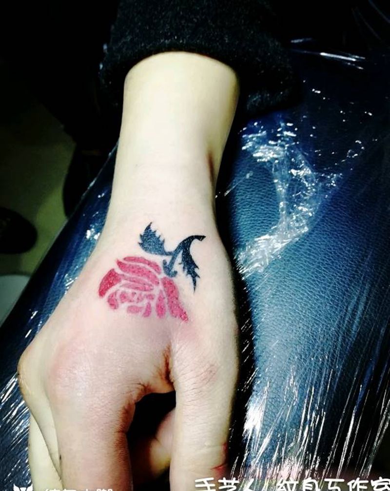 小玫瑰花纹身图片_手部清新植物纹身图案