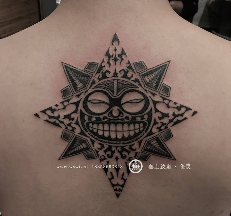 欧美风格图腾纹身图片_成品欧美人物无上纹图背部纹身图案